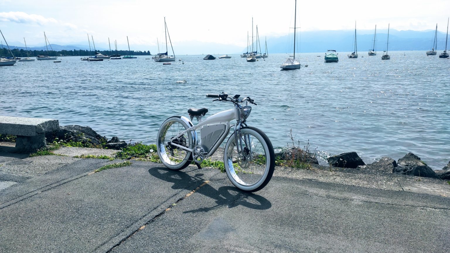 Découvrez la Nouvelle Version de notre Vélo Roadster en Blanc Nacré